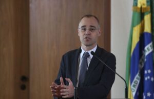 Governo tem 10 dias para explicar espionagem de servidores antifascistas
