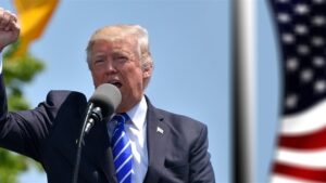 Trump promete aumentar tarifas após decisão judicial e anuncia nova política tarifária global