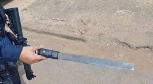 Mulher com facão é detida após ameaçar crianças em frente a escola