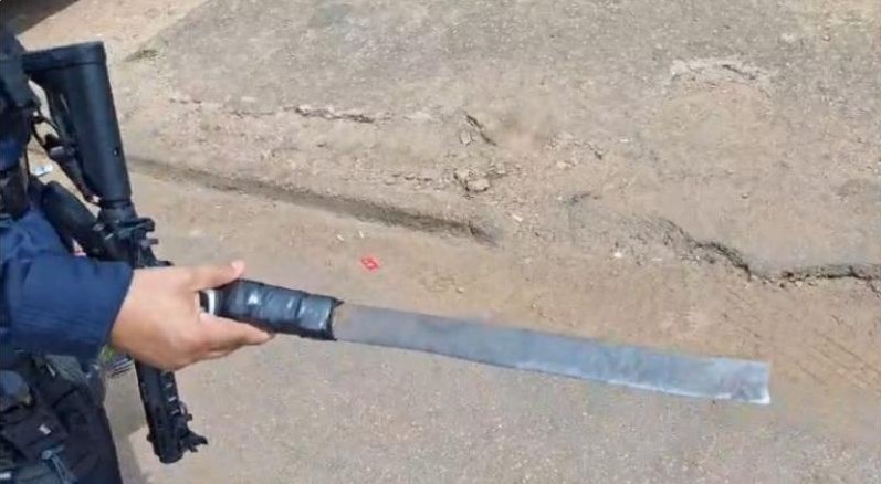 Mulher com facão é detida após ameaçar crianças em frente a escola