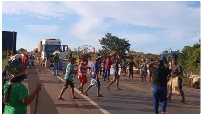 Indígenas bloqueiam a BR-364 para exigir melhorias na saúde, em Cacoal