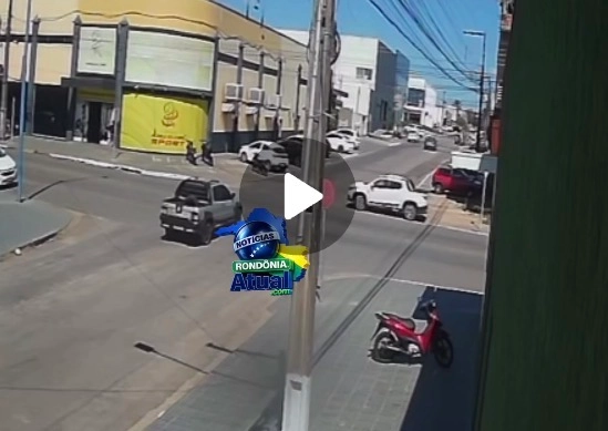 Vídeos mostram em diferentes ângulos grave acidente que deixou motociclista com fratura exposta em Ji-Paraná