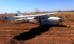 FAB intercepta avião suspeito vindo da Bolívia e realiza disparos para forçar pouso