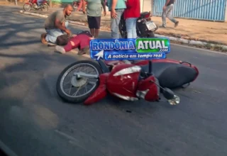 Distração ao cumprimentar irmão termina em forte batida de motociclista contra carro em Ji-Paraná