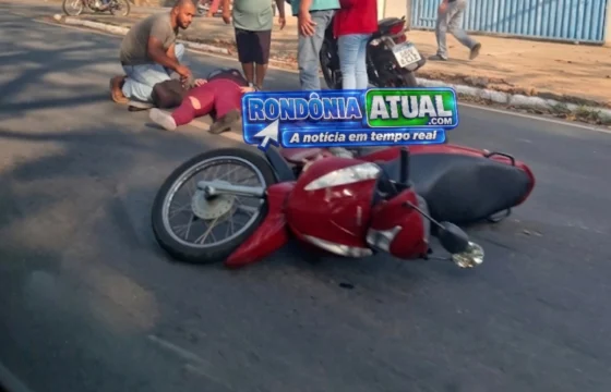 Distração ao cumprimentar irmão termina em forte batida de motociclista contra carro em Ji-Paraná