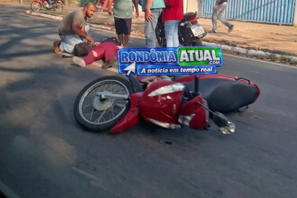 Distração ao cumprimentar irmão termina em forte batida de motociclista contra carro em Ji-Paraná