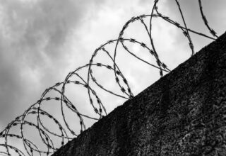 37 DETENTOS MORREM APÓS SEREM CONFINADOS EM CELA SUPERLOTADA
