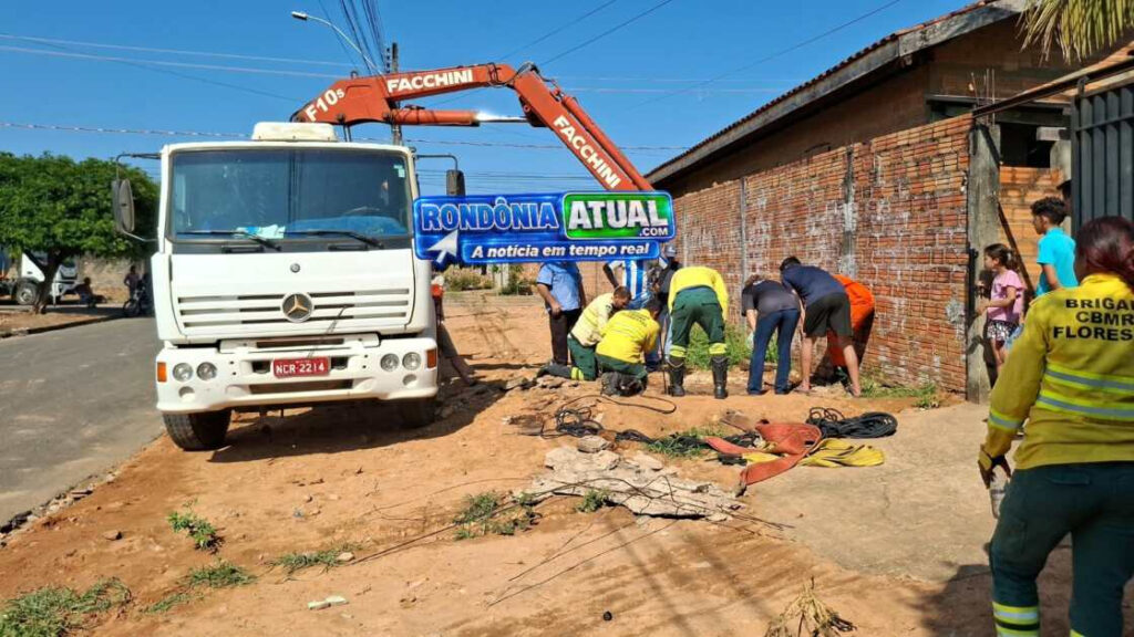 RESGATE IMPRESSIONANTE: CAVALO CAI EM FOSSA E MOBILIZA GRANDE OPERAÇÃO EM JI-PARANÁ