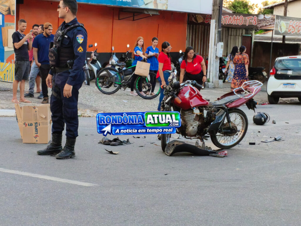 Quase não sobrou nada de motocicleta que colidiu contra caminhonete que invadiu preferencial na Av. Brasil com T-8, em Ji-Paraná
