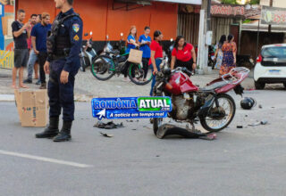 Quase não sobrou nada de motocicleta que colidiu contra caminhonete que invadiu preferencial na Av. Brasil com T-8, em Ji-Paraná