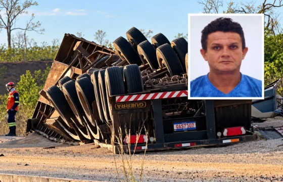 Caminhoneiro de 51 anos morre após caminhão capotar e ficar preso sob cabine